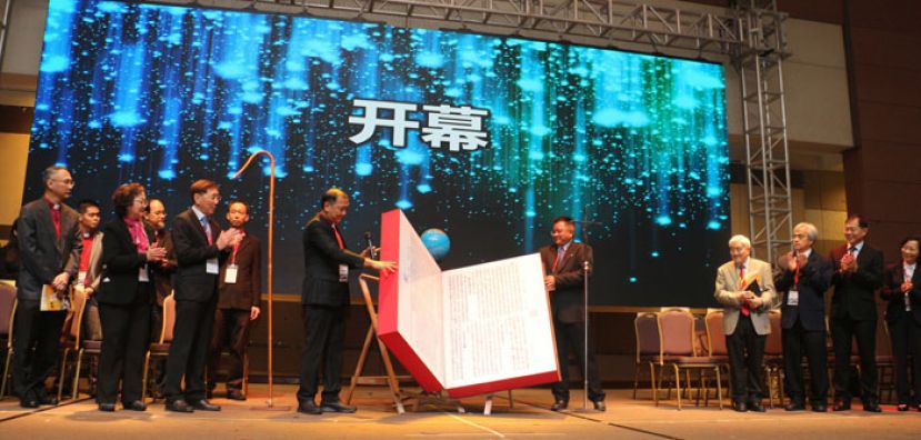   卫理公会全砂华人年议会会长池金代牧师（前排左四）掀开模型圣经，为第12届（2019年）全砂华人卫理大会主持开幕。