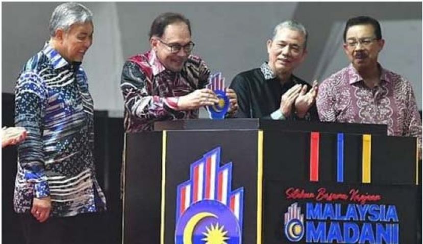 ●首相安华(左2)主持&ldquo;昌明政府指正一周年&rdquo;活动闭幕礼，左1为副首相阿末扎希、副首相法迪拉(右2)和政府首席秘书祖基(右1)。