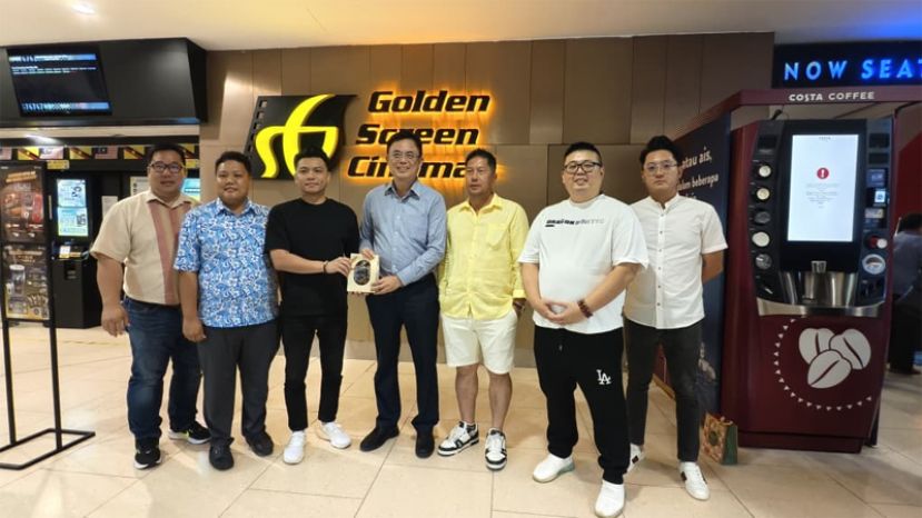 马来西亚古晋青年体育商会俱乐部筹备委员会主席赖劲成(左三)移交纪念品于活動主宾巴达旺市议会主席陈开(左四)。左起 南市市议员龚士榮及砂拉越创意协会主席龚财源；右起为马来西亚青年体育商会俱乐部筹备委员会秘书沈雄伟、马来西亚古晋青年体育商会俱乐部筹备委员财政郑植鸿及本曼查陈君义。