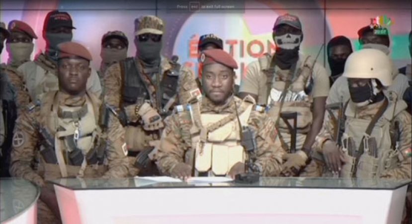 陆军上尉卓尔在电视台公告军事政变消息。