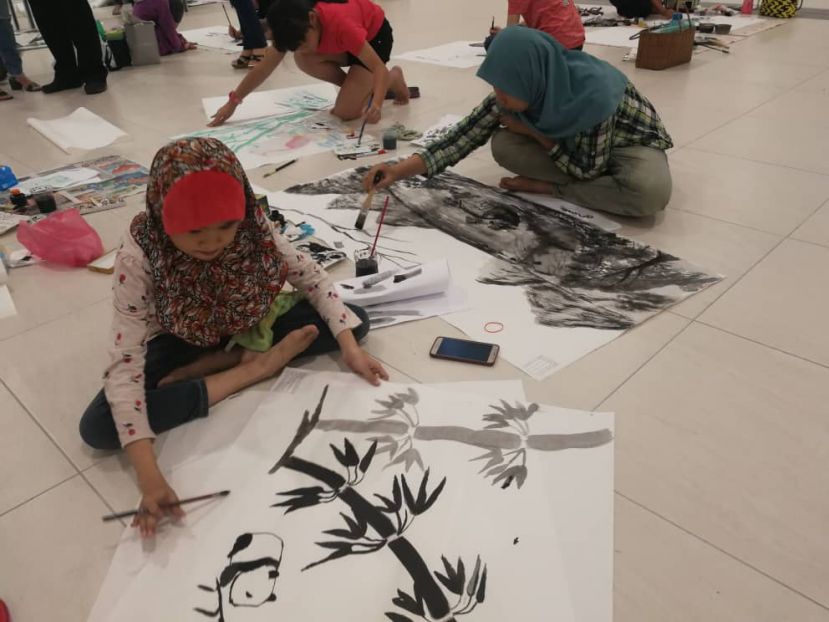 参与〈中国画组〉并双双获奖的友族母女也成为全场亮点。