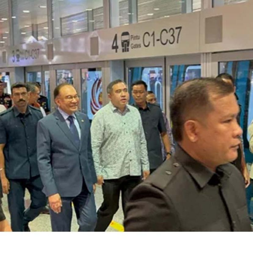 安华（左2起）在陆兆福陪同下，巡视和亲身乘搭机场单轨列车。