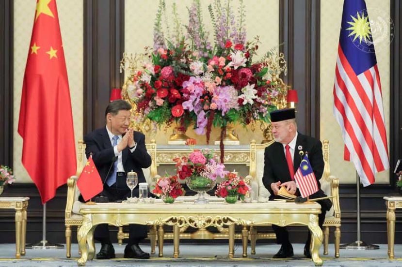 国家元首苏丹依布拉欣陛下（右）在国家王宫会见中国国家主席习近平（左）。