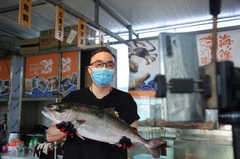 原本在广告界打滚的Stanley，去年转型做直播平台，大半年前开始直播卖活海鲜。