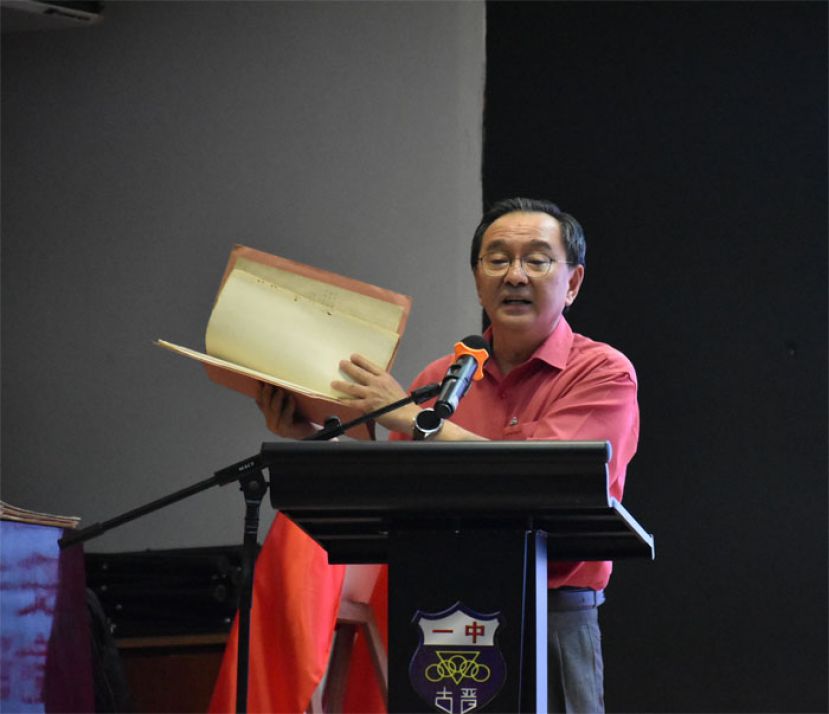 中中校董会教育专员叶宗元展示1975年高一甲班的成绩单，恰好里面就有收藏古晋中中校董会主席拿督黄良杰的成绩单。