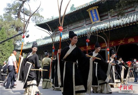 2024年5月9日，纪念孟母孟子大典在山东邹城孟庙内举行。图为文、武舞生在亚圣殿前展演古代舞蹈。