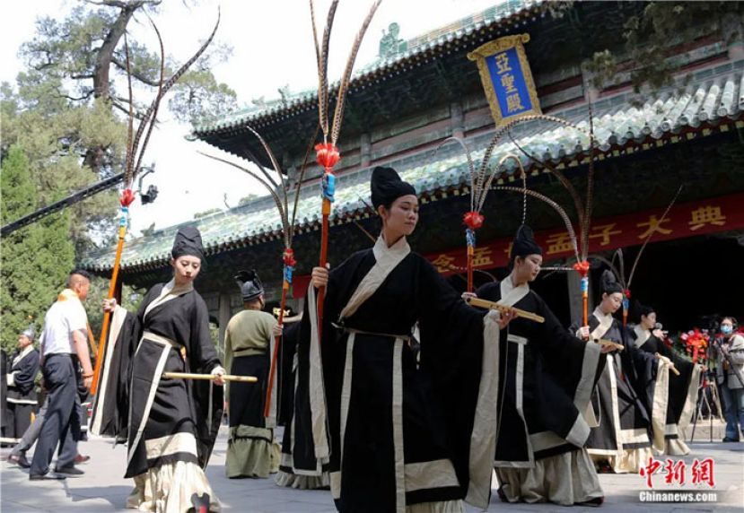 2024年5月9日，纪念孟母孟子大典在山东邹城孟庙内举行。图为文、武舞生在亚圣殿前展演古代舞蹈。