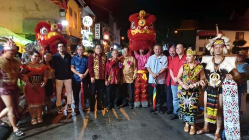 砂文化研究学会会长拿督邓伦奇（右7起）与庆典大会主席甲必丹林传政等人与狮团及达雅舞蹈团员合影。