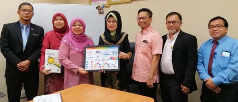 大马统计局砂州分局局长达央罗查娜（左三）赠送纪念品予砂福利、社区和谐、妇女、家庭及儿童发展部部长拿督斯里陈赛明（中）时摄。