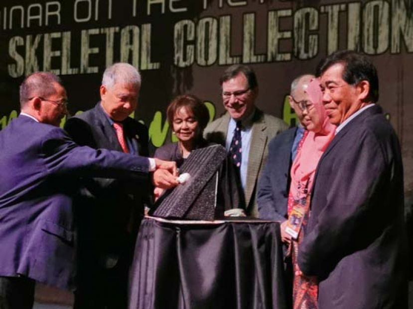 砂旅游、艺术及文化部长拿督陈超耀（左二）为尼亚骸骨研讨会主持开幕礼。