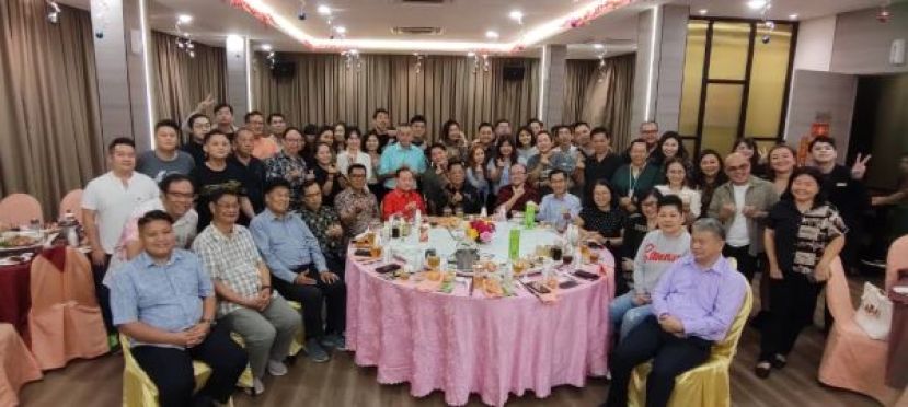 出席中文媒体共庆新春团圆晚宴的大合影。
