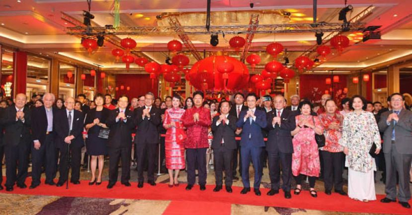 白天（左8）与一众嘉宾贺年。左起吴德芳、陈凯希、曾永森、张聪、陈建顺、廖中莱、陈巍、陈国伟、戴良业、吴添泉、江韵平、郑福成、张毓芬及杨羚羊。