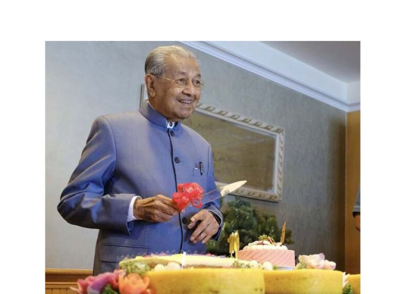 敦马哈迪切100岁生日蛋糕。