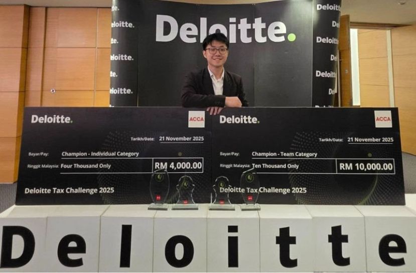 黄友胜开心的展示他从DTC斩获的个人赛冠军及最佳演讲者双料奖项。