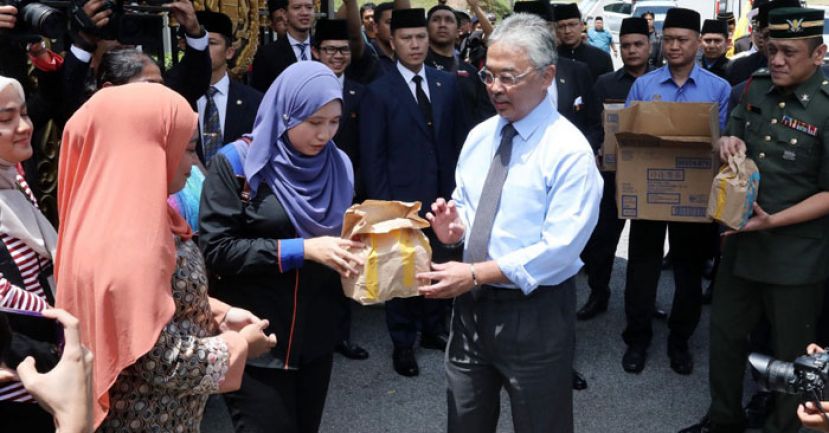 苏丹阿都拉陛下（前排右）体恤媒体在烈日当空下驻守在国家王宫，请媒体吃麦当劳。