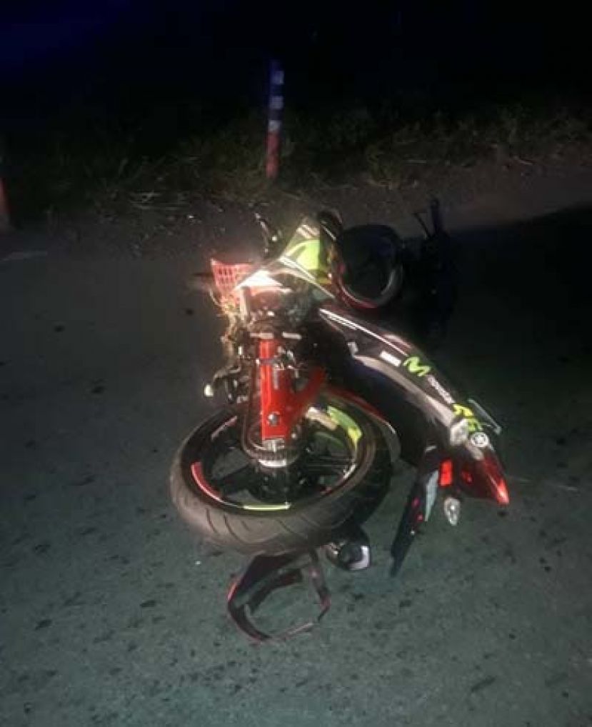 电单车被撞得扭曲不成型。