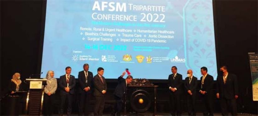 砂副总理拿督斯里沈桂贤为无语良师21世纪医疗保健挑战三方大会主持开幕礼时摄。右四为卫生部总监丹斯里诺希山。