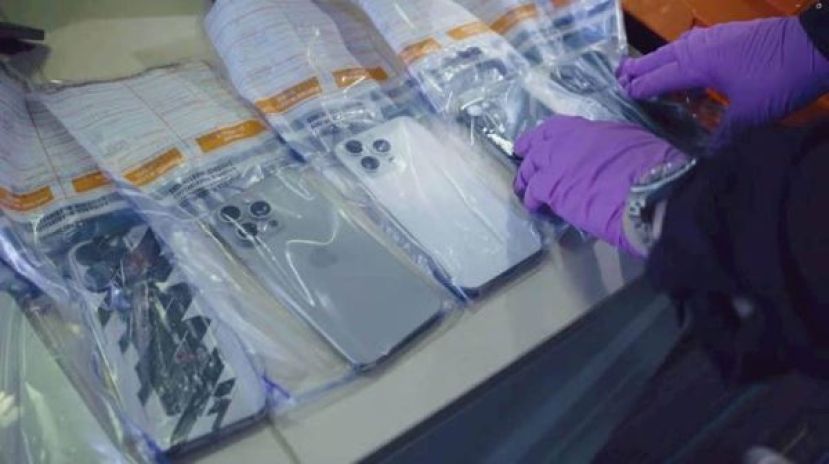 伦敦破获最大跨国走私网络，涉盗4万手机运往中国。