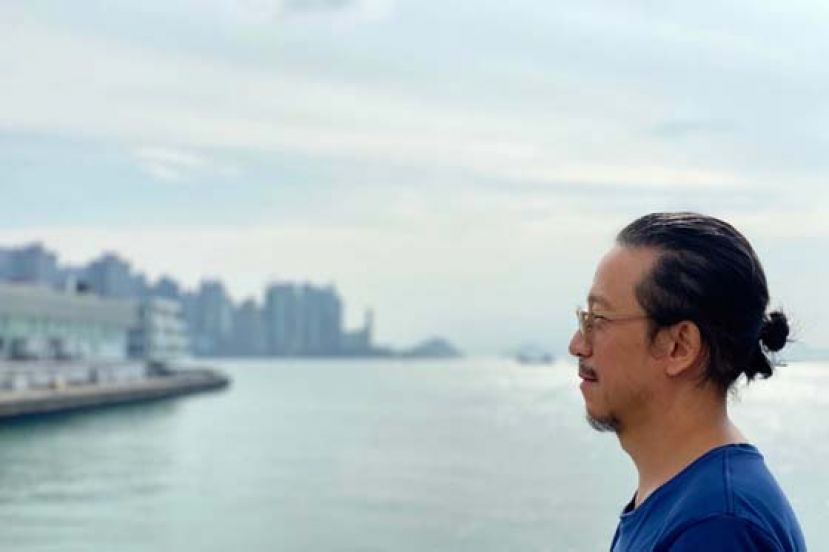 杨学德说每次站在维港旁眺望港岛，都感到她被石屎包装得很疲惫。面对香港之变，他觉得最陌生是大家相信的制度和信念崩溃了。