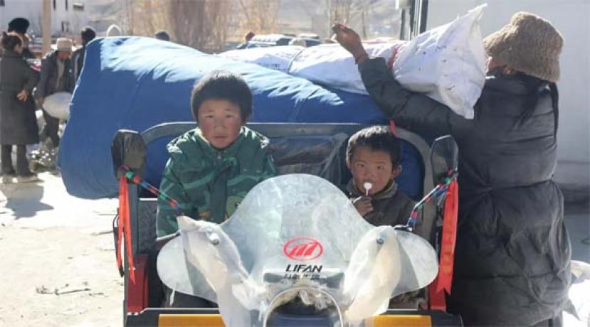 受灾群众在措布村村委会领取帐篷等救灾物资。