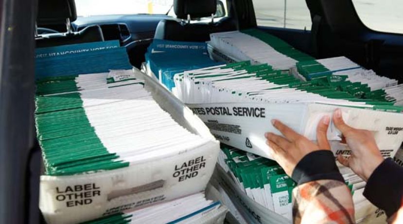 图为美国犹他州普若佛的选务人员，加紧整理邮寄投票的信件，以便届时顺利开票。