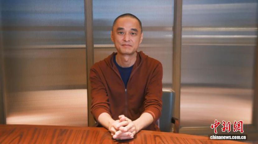 7月21日，参加第35届香港书展的作家冯唐在香港接受中新社记者专访。