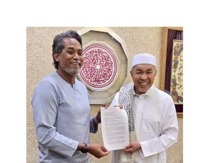 巫统主席阿末扎希(右)亲自接受凯里的陈情书。