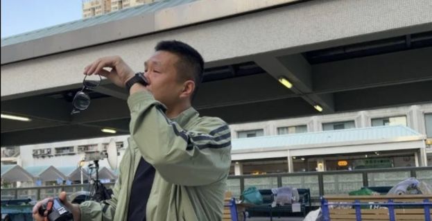 宏福苑受灾居民陆借用长镜  不禁凄然落泪