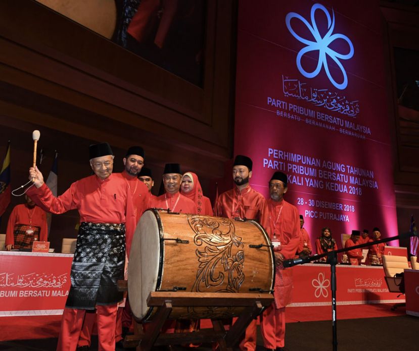 图示：敦马哈迪击鼓为土团党大会主持开幕礼。