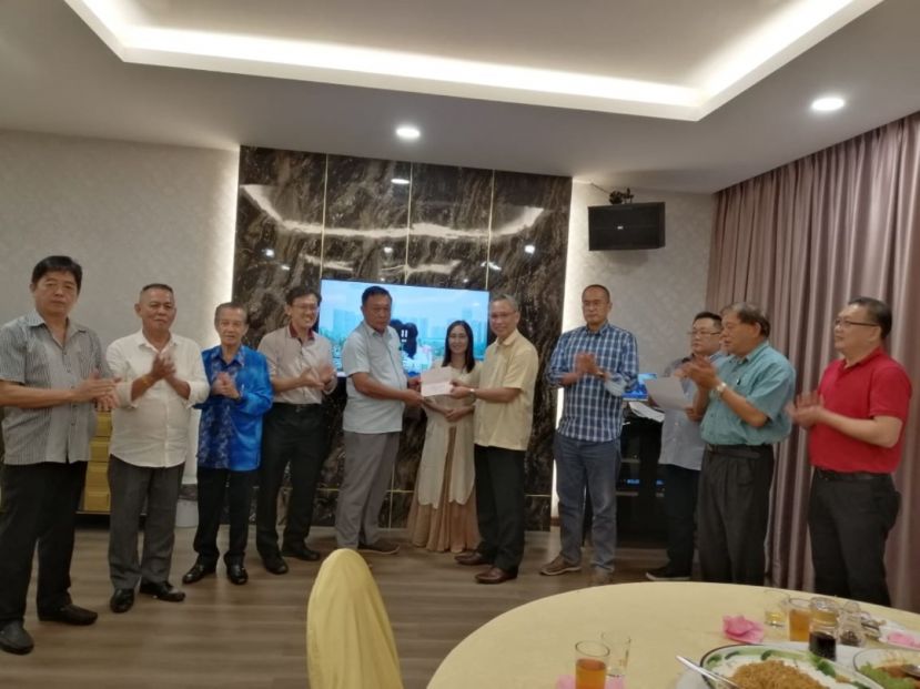 获得社险追算亡妻27年终身抚恤金的蔡礼仪（左5）致感谢卡予即将荣休社险砂局长菲立桑干伉俪；右起为许义华、甲必丹林传政、本固鲁陈兴枝、薛华东；左起是王运才、筹委会联合主席陈中兴、张荣华、邦曼查张达存。