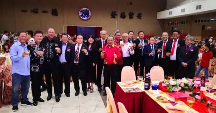 宾主合影留念。右四为拿督斯里刘为强太平局绅，右一则是会长拿督董士星。