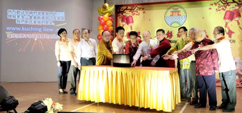 图①：晋汉连省彭城刘氏公会网站推展礼，(左起)为该会财政刘秀真、秘书刘织强、西连区顾问刘永华、甲必丹拿督刘思乐、活动筹委会主席刘少平、中国驻古晋总领事程广中、创会会长兼永久名誉会长刘汉水、会长刘金兴、名誉顾问刘天亮、署理会长刘道宪、名誉会长刘细畅及副会长刘顺安。