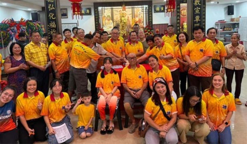  济兴善社社长陈瑞兴（中）与德生们进行切蛋糕庆八仙诞辰仪式。