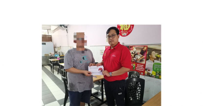 古晋市国会议员俞利文日前透过其助理陈方其（右）将援助金移交予患者的丈夫代收。