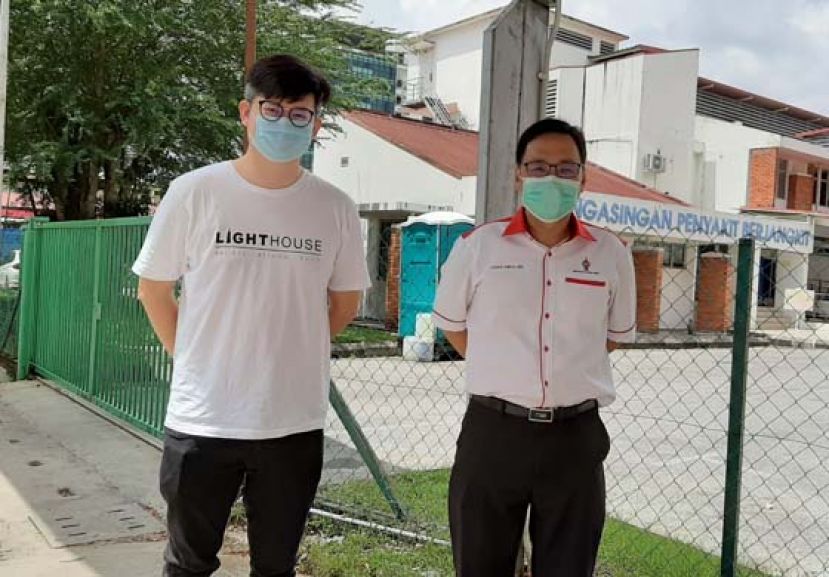张健仁与俞利文在古晋砂中央医院接受检测。