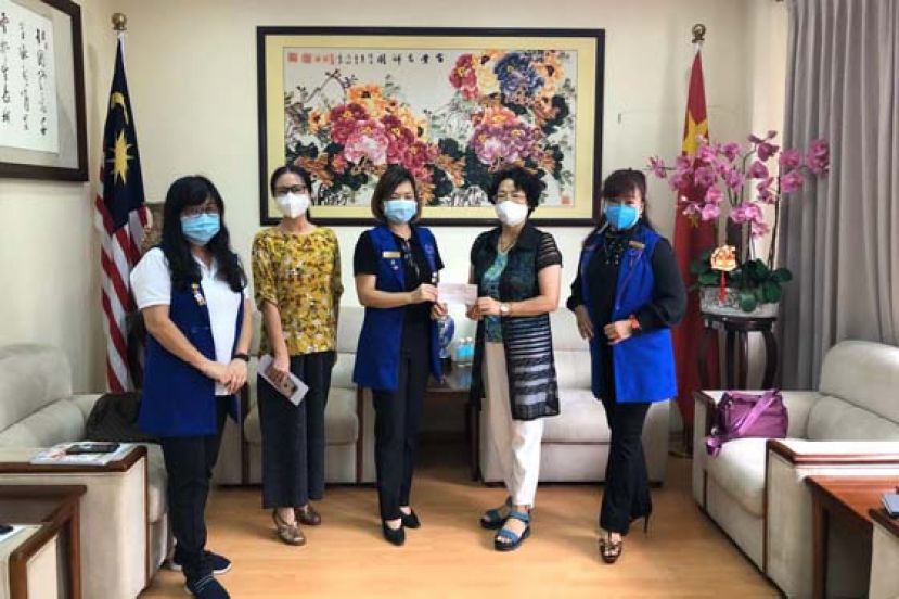 程广中总领事夫人高翠莲教授（右二）向张慧娇主任（中）移交了总领馆资助的款项。