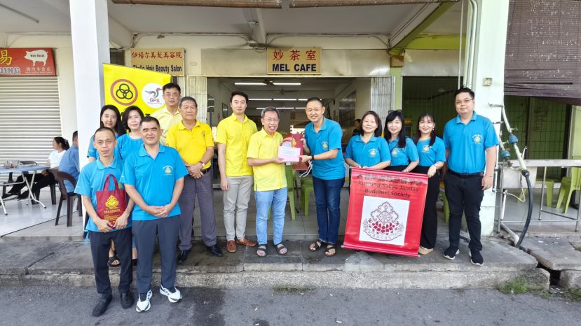 古晋萨迦慈悲佛学会主席沈河良与一行理事于10月19日 呈交“迎接2026年药师佛沙坛城法会”开幕仪式与担任主宾请柬与邀请函予砂副总理拿督阿玛沈桂贤医生。前排左二荣誉主席黄奕韋、后排左三巴达旺市议会主席陈开、左四砂人联党石角支部主席林亚德、右三财政何飞燕、右四副秘书黄淑莲、右五主席沈河良。