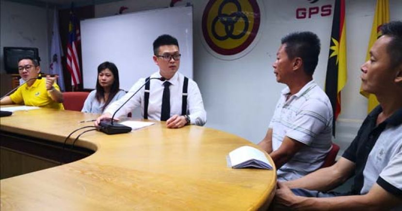 何得豪律师（中）披露案情。左1及2为程明智、死者遗孀邱娟娟，右1及2为死者两名哥哥。