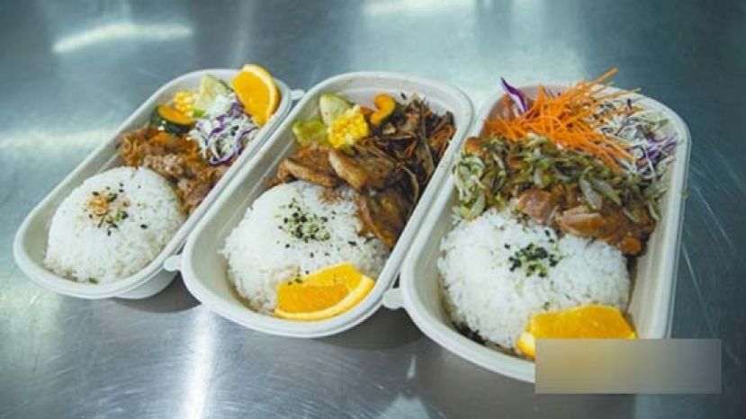 小店一星期会转一次菜单，其中包括（左起）日式牛肉饭、香煎盐麴豚肉饭、香煎鸡扒配特制葱油饭，价钱贴地，由40至50元不等。