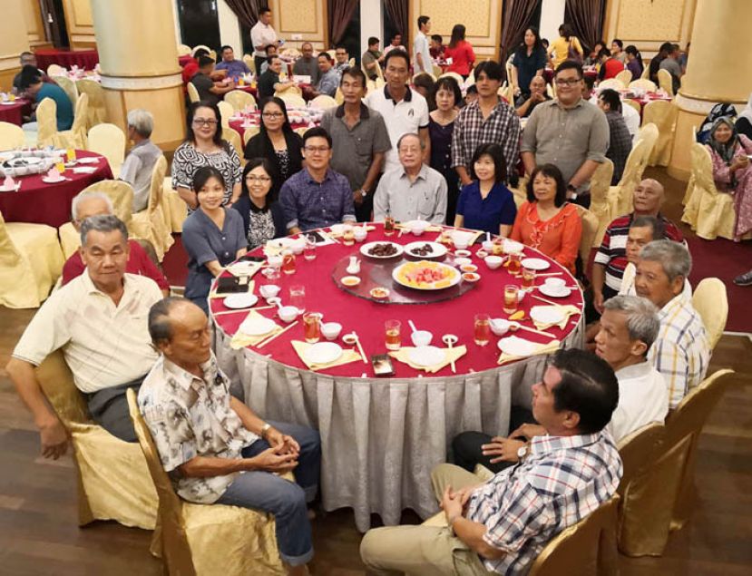 林财耀、林吉祥及郑爱鸰（左6至8）与诗巫联邦部门官员齐开斋。