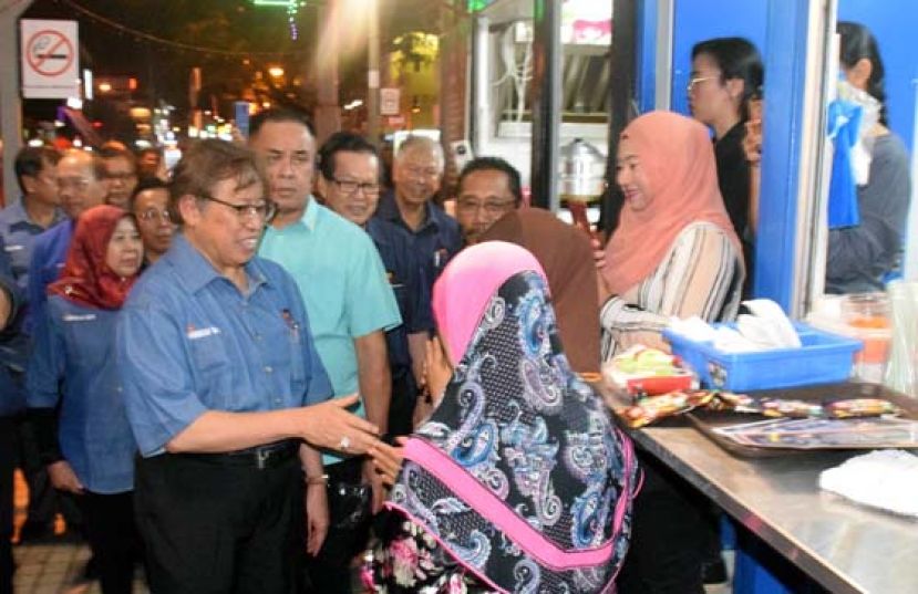 砂首长阿邦佐哈里等人巡视无线走道时，与商贩们亲切地交流。