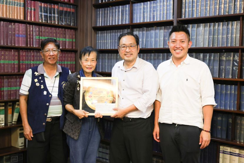 张健仁（右2）移交拨款支票后，张惠媚（左2）回赠纪念品予他。左及右分别是古晋北市狮子会会员钟约翰及张健仁特别助理沈杰龙。