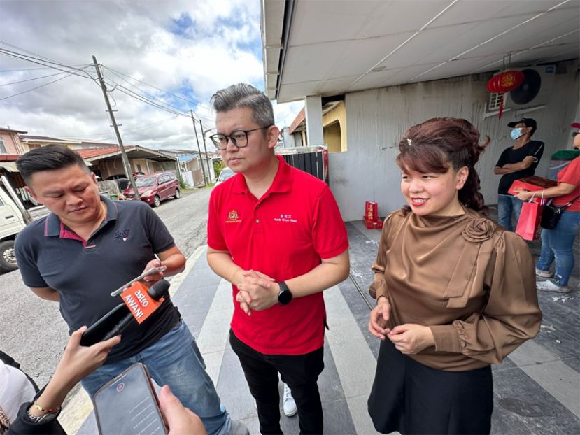 俞利文与杨薇讳及团队为肯雅兰火患灾黎送暖