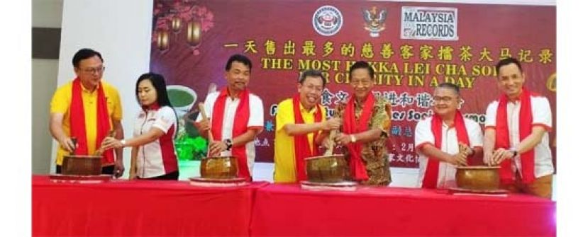 众嘉宾在准备擂茶汤以示为大会主持开幕时影。