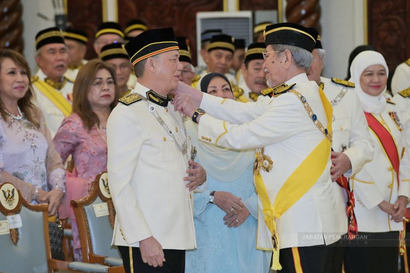 州元首敦丕显斯里旺朱乃迪颁“拿督阿玛”勋章予副首相兼能源转型及水务转型部长法迪拉。