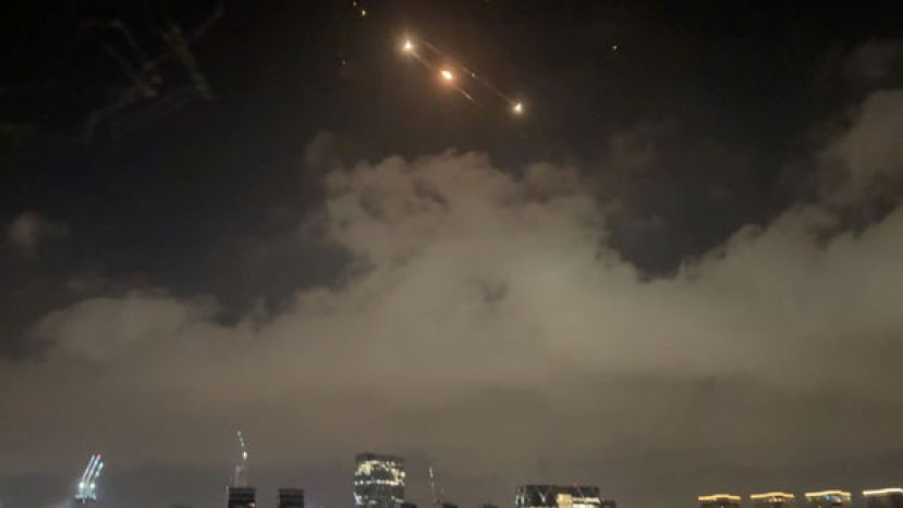 以色列特拉维夫上空，铁穹启动拦截来袭飞弹。