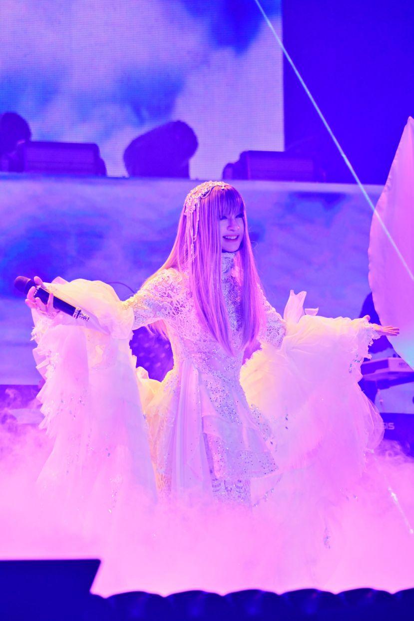 钟洁希火力全开《我就是我》震撼升级 40首金曲唱足3小时半喊 "救命！" 2万颗亮钻婚纱、千朵花仙造型惊艳全场