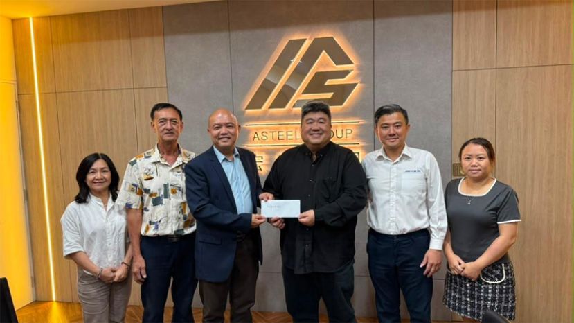 代主席杨岩彬（右二）率领筹委会主席林智杰（左三）并正式邀请企业家拿督斯里许鲁天（右三）出席砂拉越人民联合党古晋支部67周年&ldquo;砂哈地之夜&rdquo;纪念晚宴。