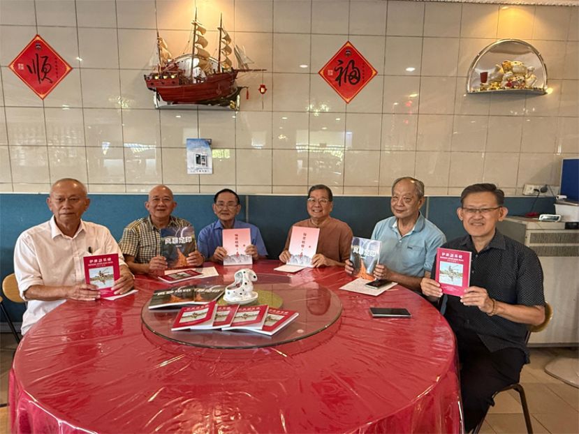 左起钟高顺、田招炎、孙春富、拿督邓伦奇、田育淦、薛华东展示3本新著作。