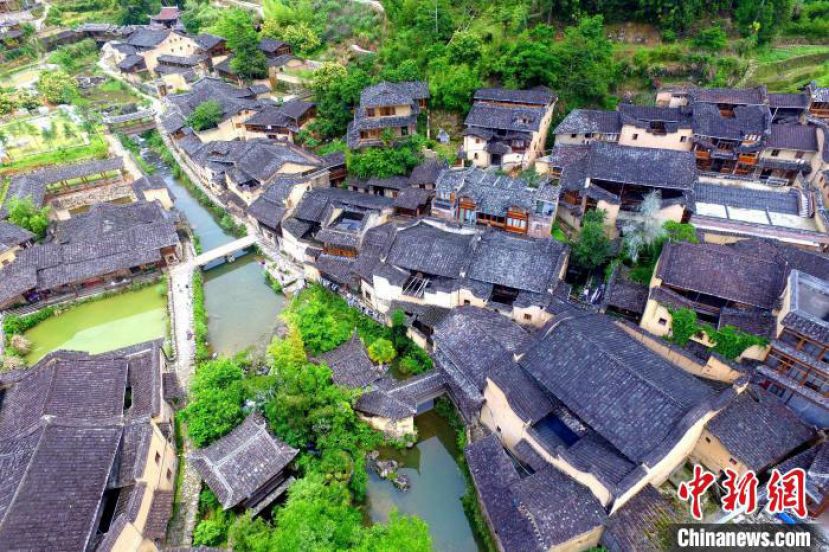空中鸟瞰龙潭村。